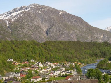 Norveç limanındaki küçük Eidfjord köyü