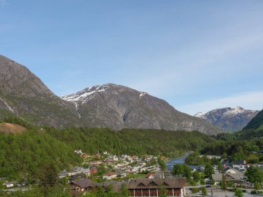 Norveç limanındaki küçük Eidfjord köyü