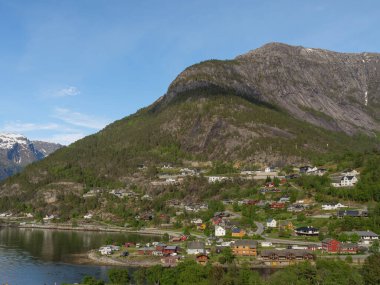 Norveç limanındaki küçük Eidfjord köyü
