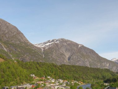 Norveç limanındaki küçük Eidfjord köyü