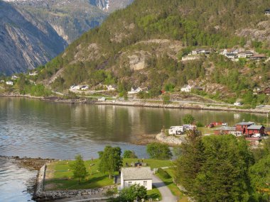 Norveç limanındaki küçük Eidfjord köyü