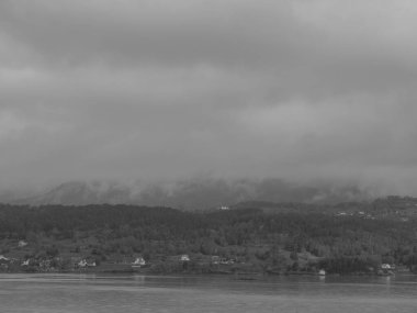 Norveç limanındaki küçük Eidfjord köyü