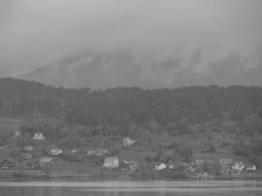 Norveç limanındaki küçük Eidfjord köyü