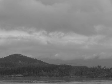 Norveç limanındaki küçük Eidfjord köyü