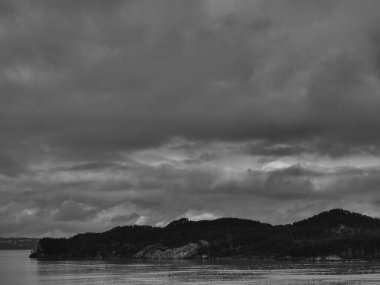 Norveç limanındaki küçük Eidfjord köyü