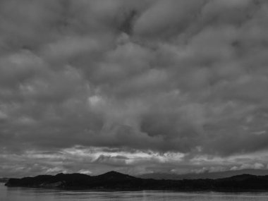 Norveç limanındaki küçük Eidfjord köyü