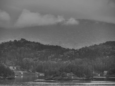Norveç limanındaki küçük Eidfjord köyü
