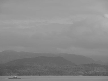 Norveç limanındaki küçük Eidfjord köyü