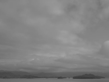 Norveç limanındaki küçük Eidfjord köyü