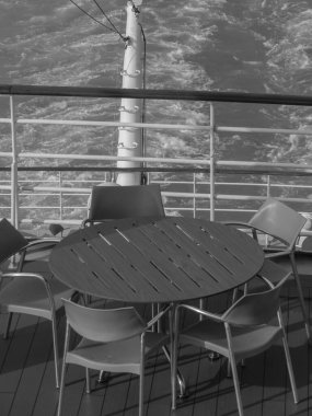 Norveç limanındaki küçük Eidfjord köyü