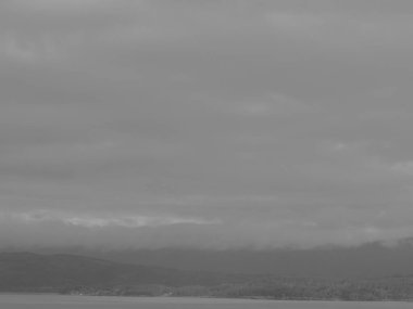 Norveç limanındaki küçük Eidfjord köyü