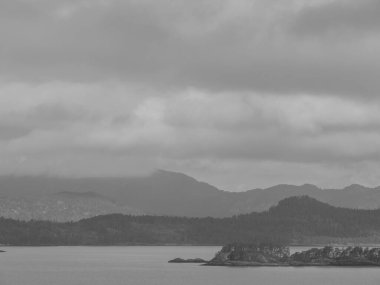 Norveç limanındaki küçük Eidfjord köyü