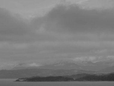 Norveç limanındaki küçük Eidfjord köyü