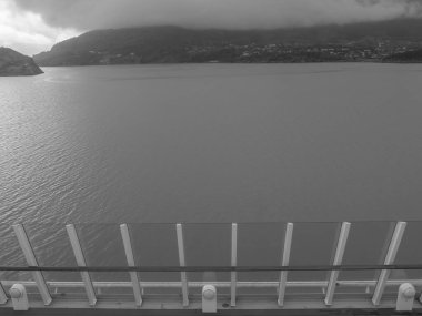 Norveç limanındaki küçük Eidfjord köyü