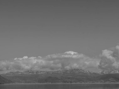 Norveç limanındaki küçük Eidfjord köyü