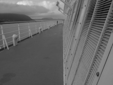 Norveç limanındaki küçük Eidfjord köyü