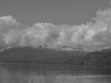 Norveç limanındaki küçük Eidfjord köyü