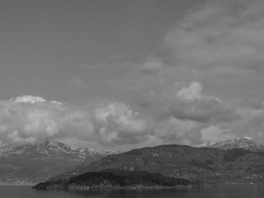 Norveç limanındaki küçük Eidfjord köyü