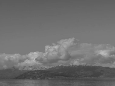 Norveç limanındaki küçük Eidfjord köyü