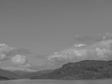 Norveç limanındaki küçük Eidfjord köyü
