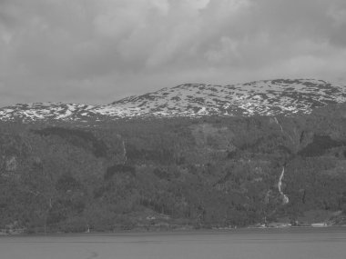 Norveç limanındaki küçük Eidfjord köyü