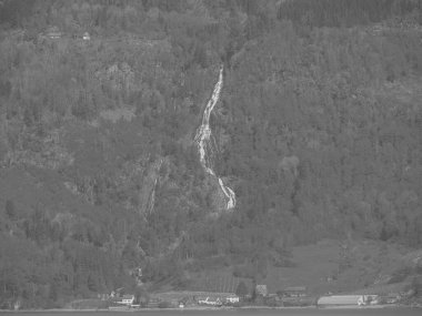 Norveç limanındaki küçük Eidfjord köyü