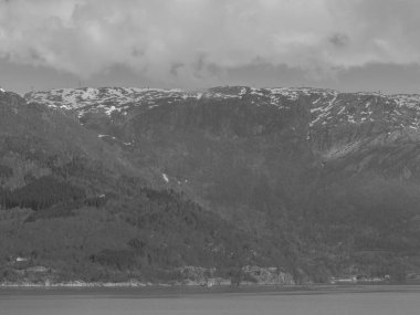 Norveç limanındaki küçük Eidfjord köyü