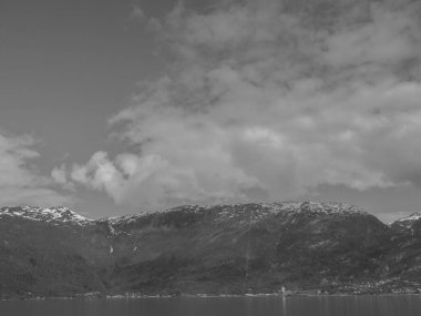 Norveç limanındaki küçük Eidfjord köyü