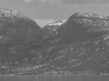 Norveç limanındaki küçük Eidfjord köyü