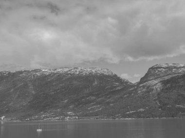 Norveç limanındaki küçük Eidfjord köyü