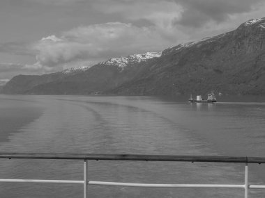Norveç limanındaki küçük Eidfjord köyü