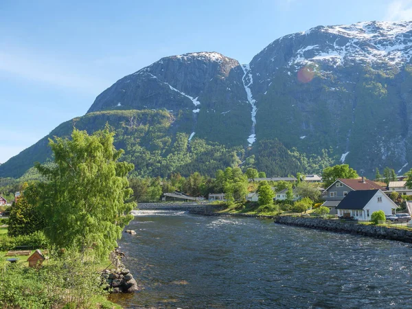 Norveç limanındaki küçük Eidfjord köyü