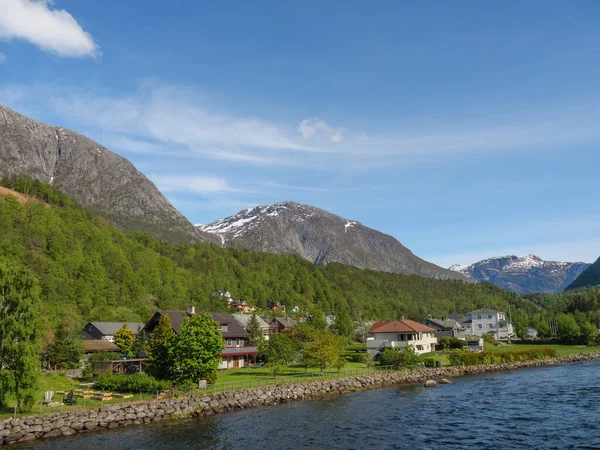 Norveç limanındaki küçük Eidfjord köyü