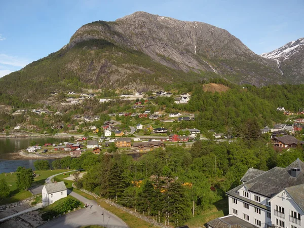 Norveç limanındaki küçük Eidfjord köyü