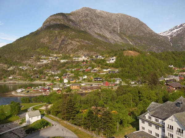 Norveç limanındaki küçük Eidfjord köyü