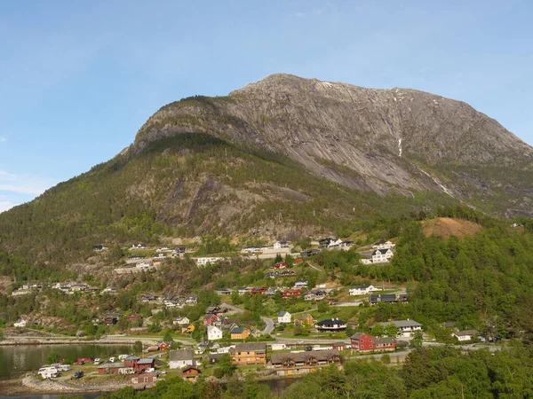 Norveç limanındaki küçük Eidfjord köyü