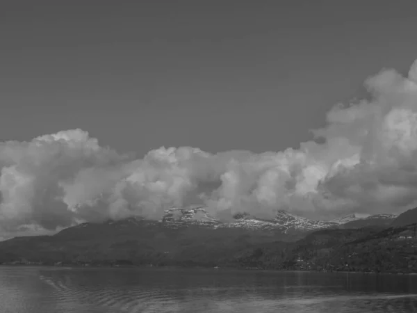 Norveç Limanındaki Küçük Eidfjord Köyü — Stok fotoğraf