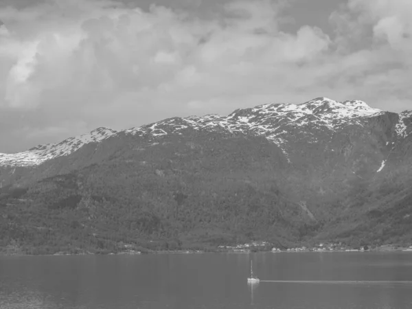 Mała Wioska Eidfjord Norweskim Hardangerfjord — Zdjęcie stockowe