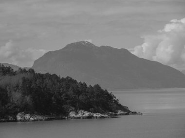 Norveç limanındaki küçük Eidfjord köyü