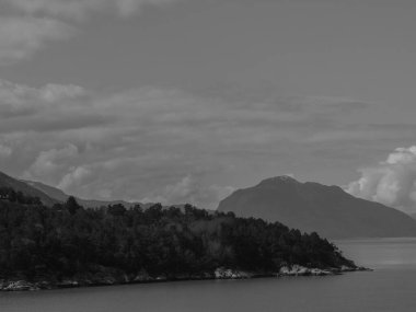 Norveç limanındaki küçük Eidfjord köyü