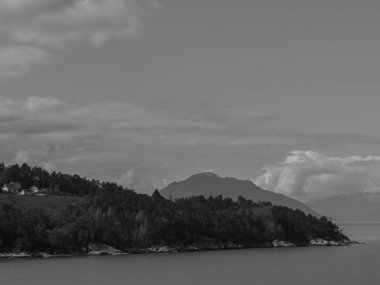 Norveç limanındaki küçük Eidfjord köyü