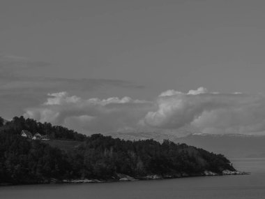 Norveç limanındaki küçük Eidfjord köyü