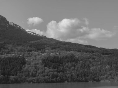 Norveç limanındaki küçük Eidfjord köyü