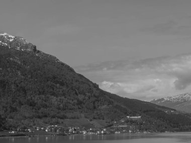 Norveç limanındaki küçük Eidfjord köyü