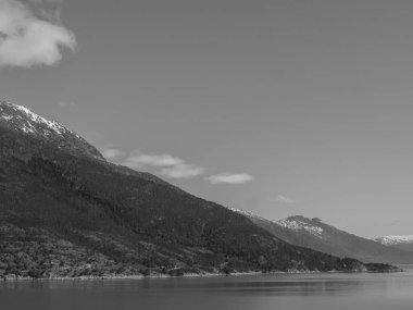 Norveç limanındaki küçük Eidfjord köyü