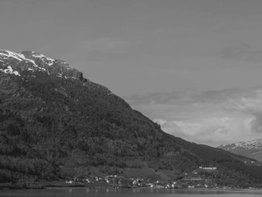 Norveç limanındaki küçük Eidfjord köyü