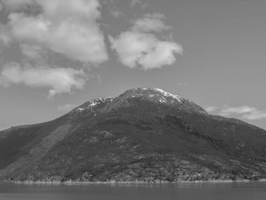 Norveç limanındaki küçük Eidfjord köyü