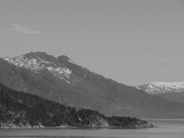 Norveç limanındaki küçük Eidfjord köyü