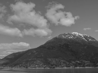 Norveç limanındaki küçük Eidfjord köyü
