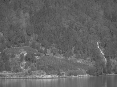 Norveç limanındaki küçük Eidfjord köyü